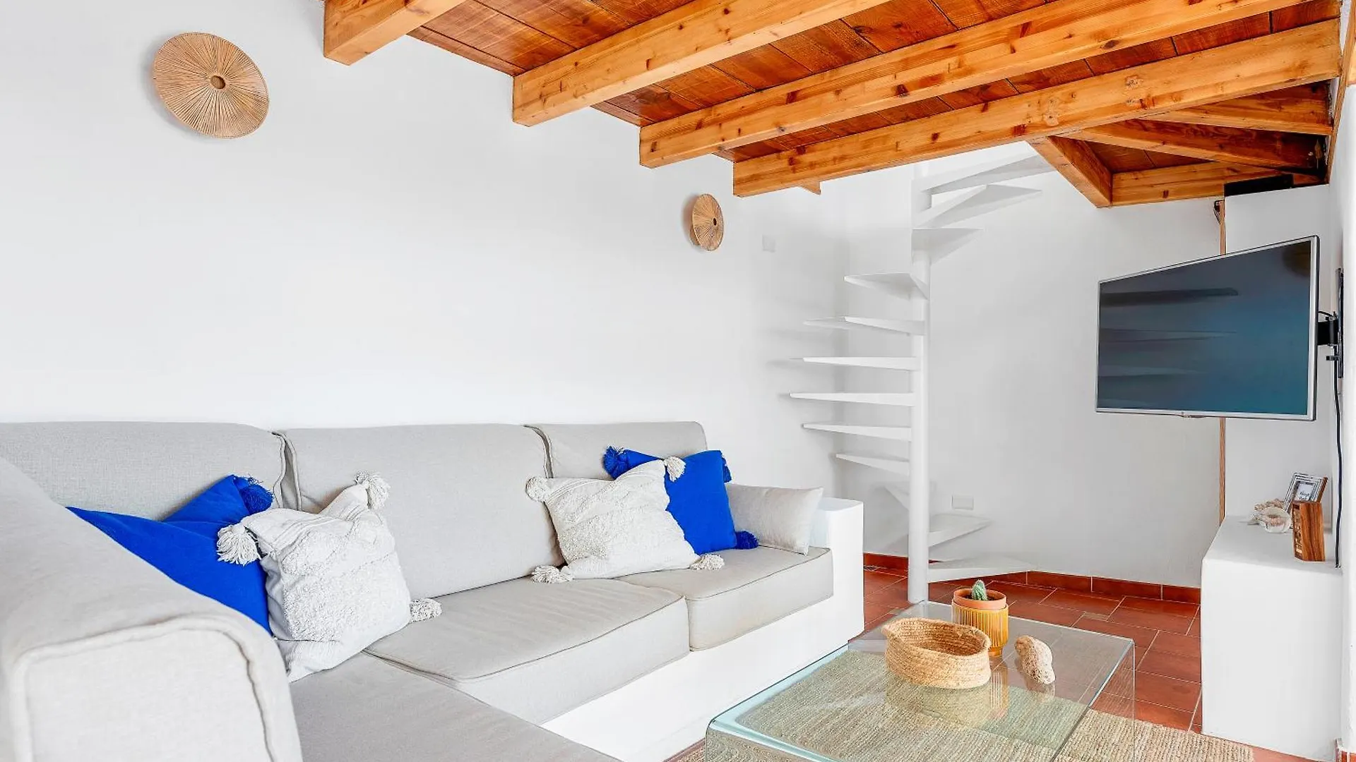 Luminous Loft Apartment Next To The Atlantic Ocean Radazul Holiday home