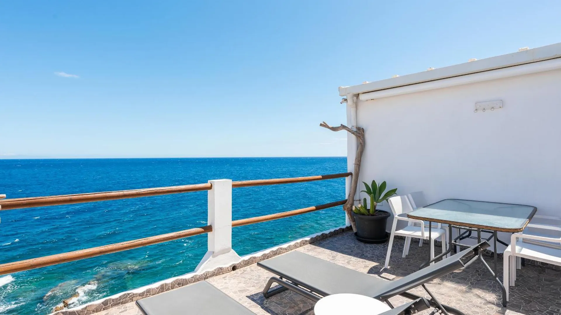 Luminous Loft Apartment Next To The Atlantic Ocean Radazul Holiday home
