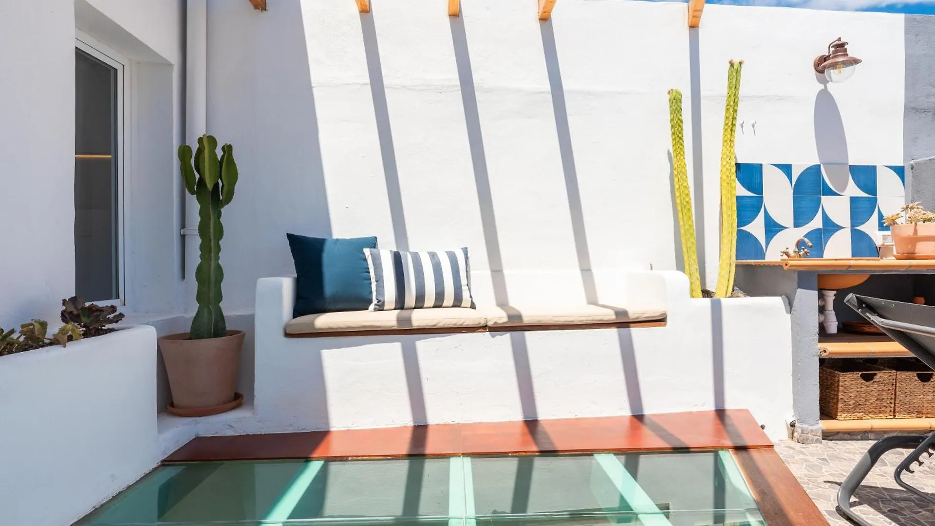 Luminous Loft Apartment Next To The Atlantic Ocean Radazul Holiday home